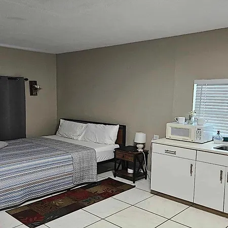 Green Castle Apartment In Tampa Near Airport And Busch Gardens